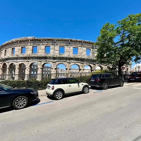 Luxe Central With Private Parking**** Pula