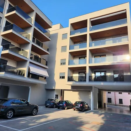 Apartment Luxe Central With Private Parking****