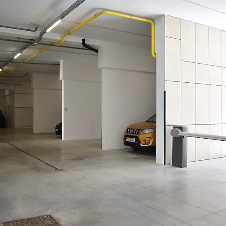 Luxe Central With Private Parking**** * Pola