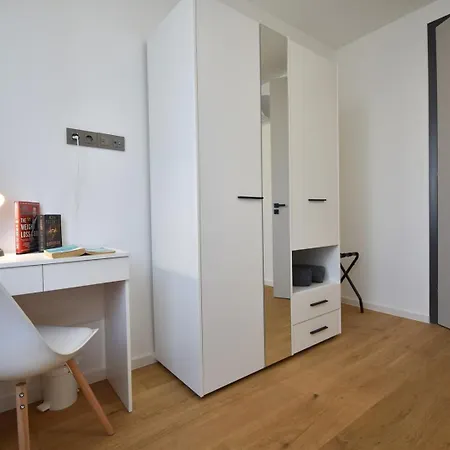 Luxe Central With Private Parking**** Pola