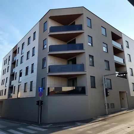 Luxe Central With Private Parking**** Pola